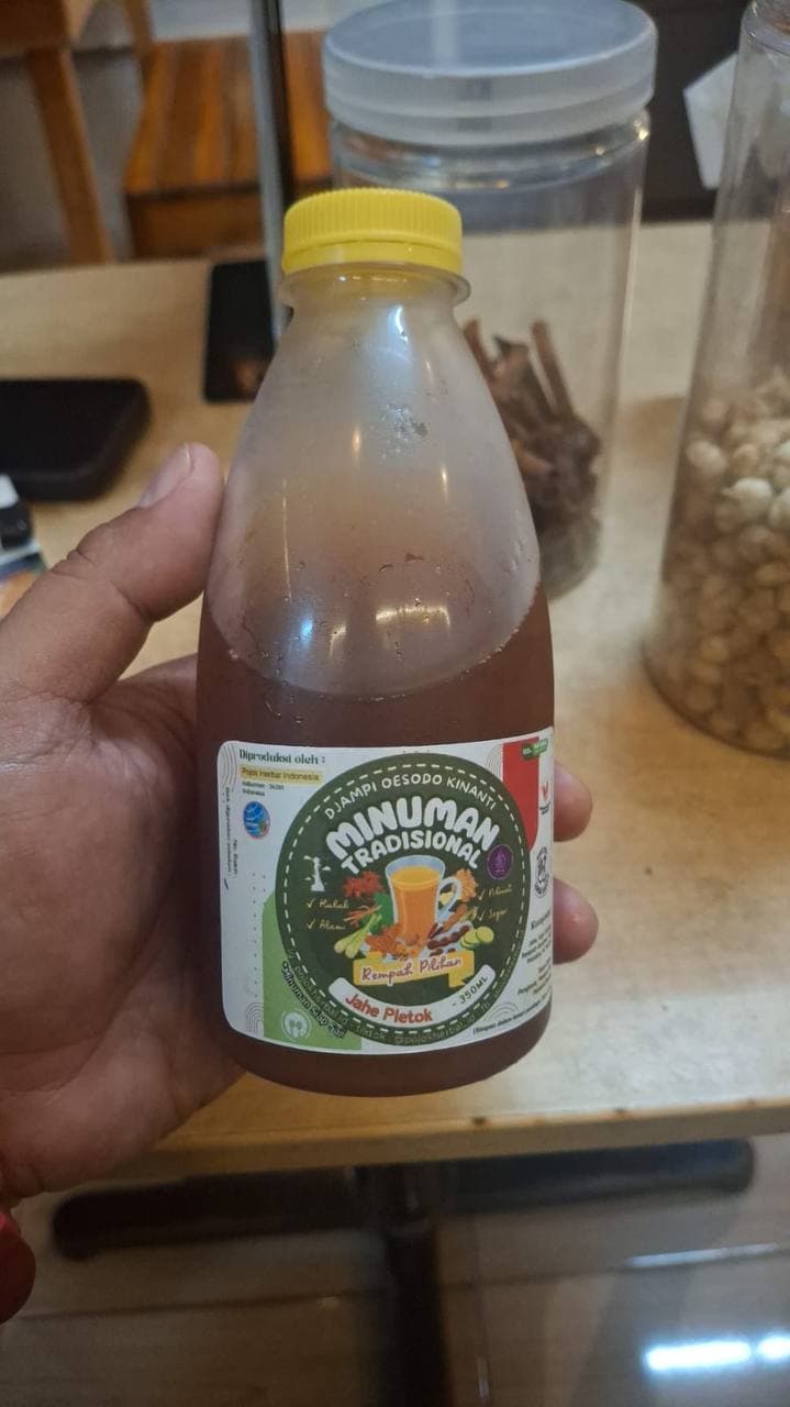 Botol minuman tradisional Djampi Oesodo Kinanti varian Jahe Pletok 250 ml — produk minuman herbal kemasan dari Pojok Herbal
